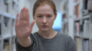 Ofiste genç kadın hareketi durdurmak