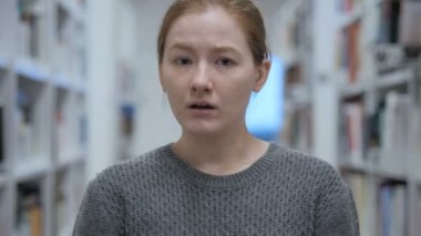 Genç kadın teklif, hayır reddetmek için kafa sallayarak