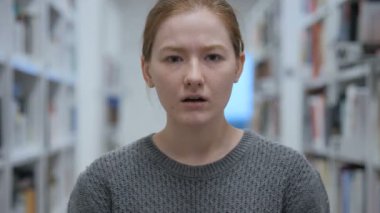 Genç kadın hata ve sorunlar, kapalı tepki