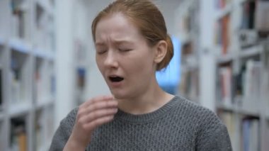 Cafe, kapalı esneme yorgun genç kadın