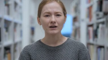 Pozitif heyecanlı kadın kamera Cafe, başparmak yukarıya içinde işaret