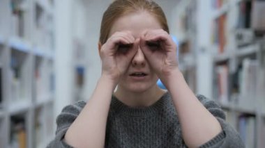 Genç kadın, el yapımı dürbün ile bulma