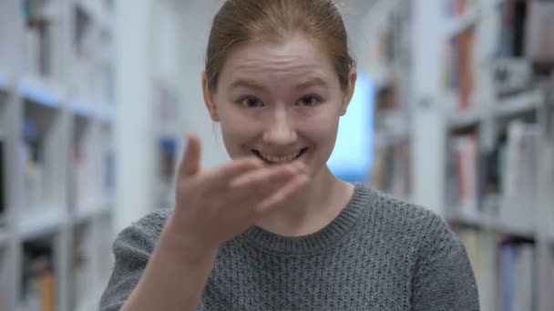 Porträt einer jungen Frau, die Kunden in Café einlädt — Stockvideo