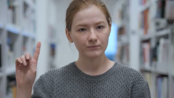 Retrato da jovem mulher acenando com o dedo para recusar, não — Vídeo de Stock