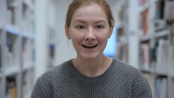 Retrato de la joven feliz celebrando el éxito — Vídeo de stock
