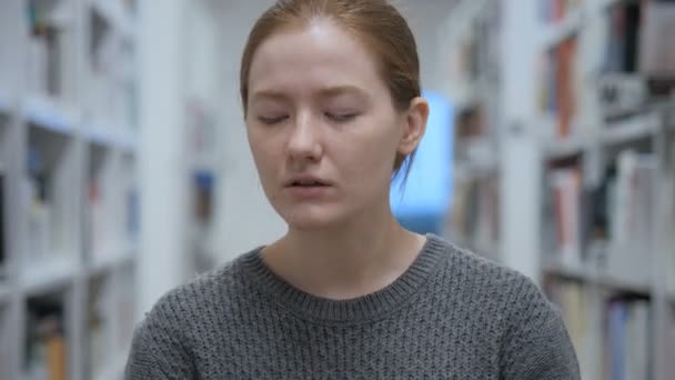 Mujer escuchando secreto cuidadosamente en la oficina, retrato — Vídeos de Stock