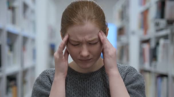 Gespannen jonge vrouw met hoofdpijn, gefrustreerd leven — Stockvideo