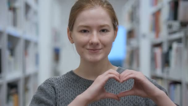 Signo del corazón de una joven enamorada, gesto de las manos — Vídeo de stock