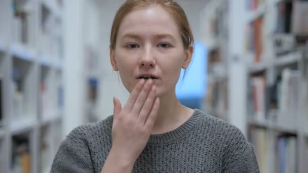 Flying Kiss Gesto de una joven enamorada — Vídeo de stock