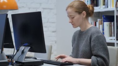 Kızıl saçlı kadın ofiste jest Yaşasın