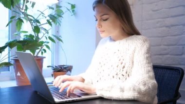 Kadın ofiste iş başarı için heyecanlı