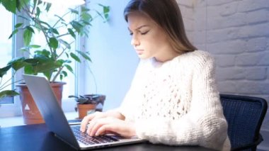 Office içinde Laptop üzerinde hayal kırıklığına uğramış kızgın kadın