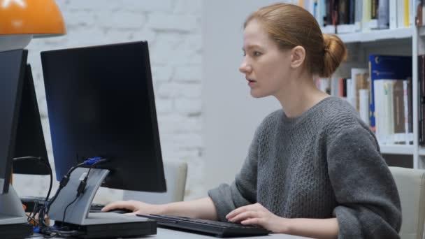 Geschokt Redhead vrouw, verstoord tijdens het werken op de Computer — Stockvideo