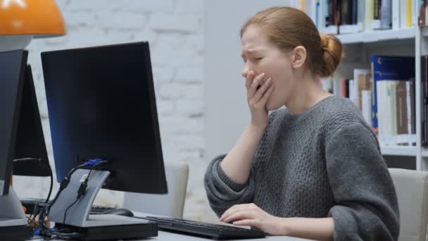 Mujer pelirroja cansada tratando de relajarse en el trabajo — Vídeos de Stock