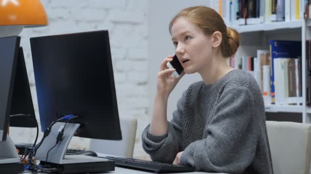 Ruda kobieta rozmowy na telefon komórkowy, negocjacji — Wideo stockowe