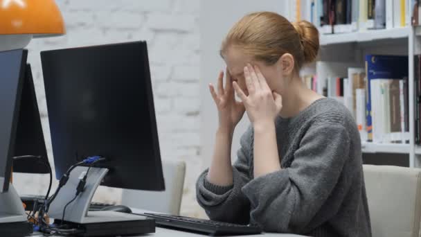 Frustrato, triste rossa donna con stress e mal di testa — Video Stock