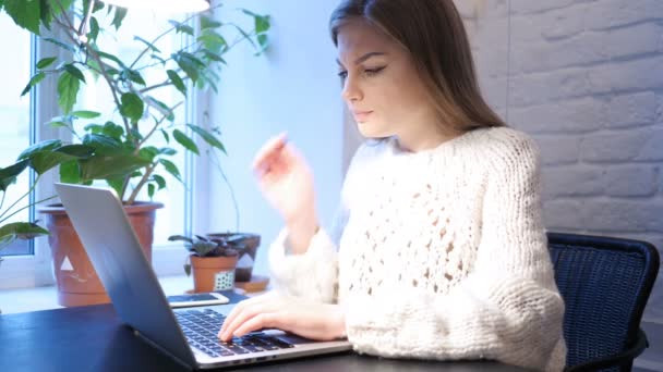 Tensión y frustración, Mujer triste con estrés y dolor de cabeza — Vídeos de Stock