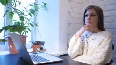 Kadın tasarımcı çalışma ofisinde için düşünme