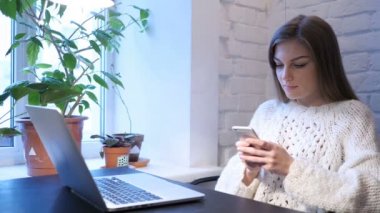 Kadın tasarımcı Online Smartphone, Web tarama