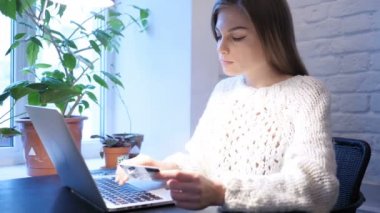 Kadın üzgün Fail Online alışveriş sonra kredi kartı ile ödeme