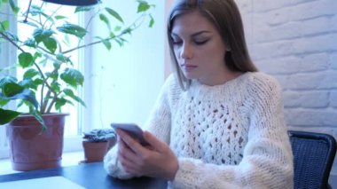 Smartphone kullanarak ve başarı yatağa oturmuş, tepki