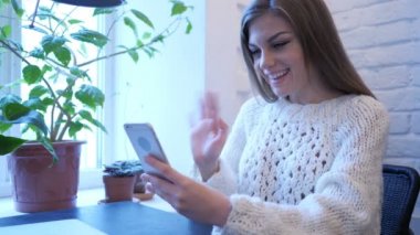 Akıllı kadın yatak odasında tarafından online görüntülü sohbet