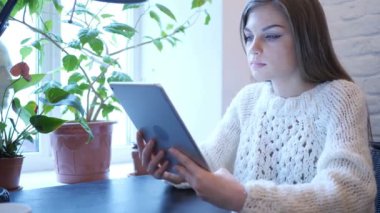 Tablet yatak kanepe kadında tarafından online görüntülü sohbet