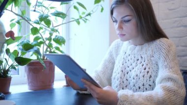 Yatak odasında Tablet kullanan kadın kaybı tepki