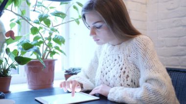 Tarama, e-posta yazmak için tablet bilgisayar kullanan kadın