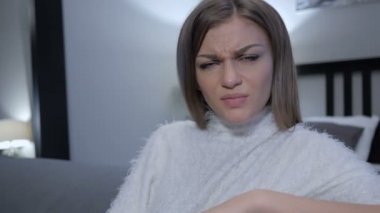 Savunarak, yatak taraftagörmek kızgın konuşan kadın