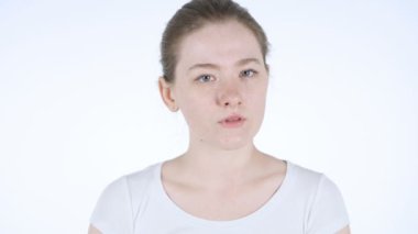 Reddetmek için Hayır genç Kızıl saçlı kadın tarafından parmak sallayarak