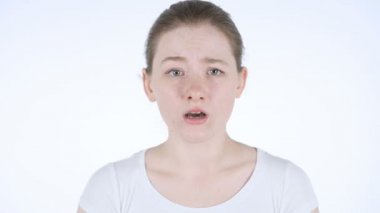 Üzgün Kızıl saçlı kadın, beyaz arka plan hatası jesti