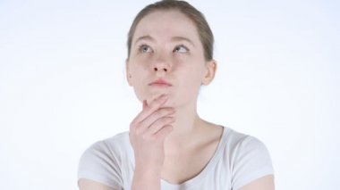 Beyaz arka plan üzerinde düşünme dalgın Kızıl saçlı kadın