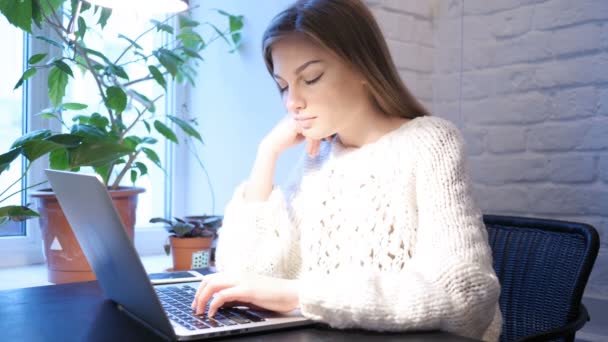 Sover trött ung kvinna sitter i Office — Stockvideo