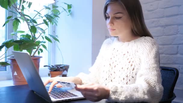 Compras Online de Sucesso por Mulher, Pagando com Cartão de Crédito — Vídeo de Stock