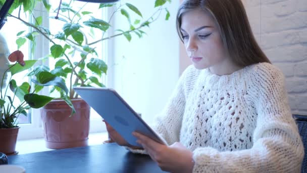 Reactie op succes door vrouw met behulp van de Tablet in slaapkamer — Stockvideo