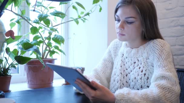 女性がソファに座って、タブレット Pc 上でインターネットを閲覧 — ストック動画