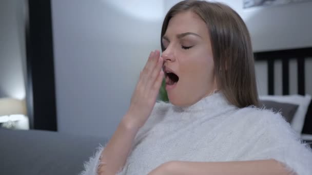 Ziewanie senny siedzi piękna kobieta, Close up — Wideo stockowe