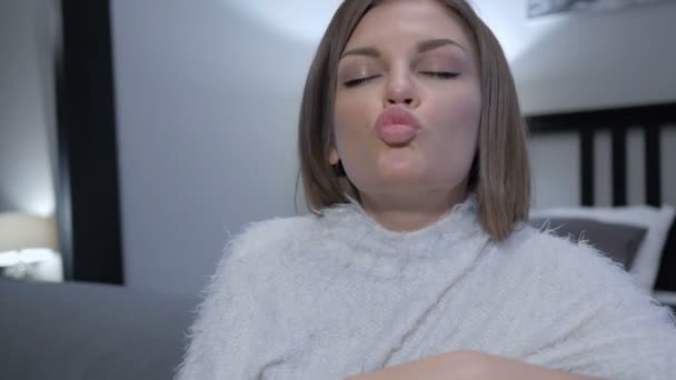 何気なく座っている幸せな女をキスをクローズ アップ — ストック動画