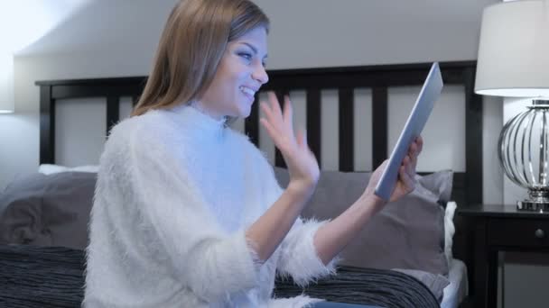 Chat vidéo en ligne la nuit par femme sur tablette, chambre à coucher — Video