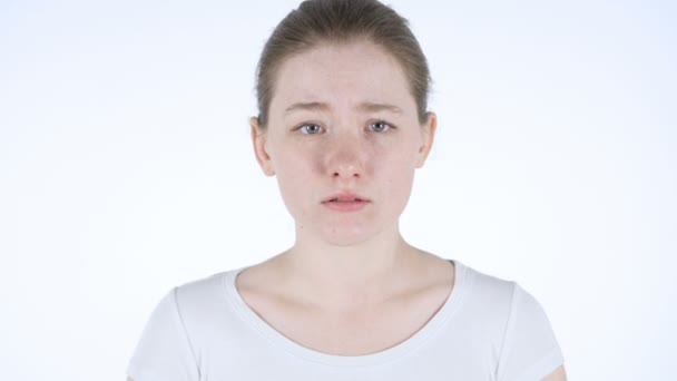 Расстроенная грустная молодая рыжая женщина — стоковое видео