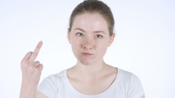Pelirroja enojada mostrando dedo medio, estudio — Vídeos de Stock