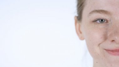 Genç kız gülümseyen yüzü yarım yakın çekim