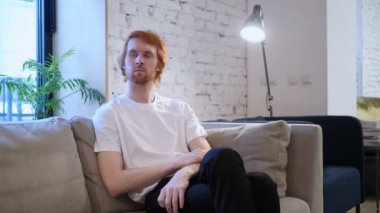 Ofiste oturan ciddi yaratıcı tasarımcı