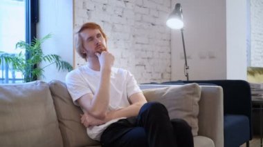 Rahat oturma Redhead tasarımcı düşünme içinde yazıhane Penisve