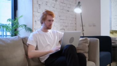 Yaratıcı tasarımcı çalışma üstünde Laptop başarısızlığın üzgün