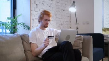 Dizüstü bilgisayarda yaratıcı tasarımcı ofisinde oturan alışveriş online