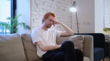 Casual adam kanepede otururken uyuyor