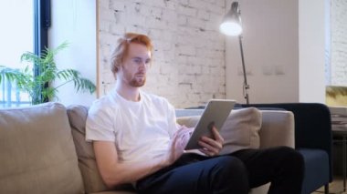 Tablet Kızıl saçlı adam Office Online görüntülü sohbet