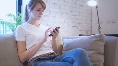 Akıllı telefon kullanan kadın kaybı tepki